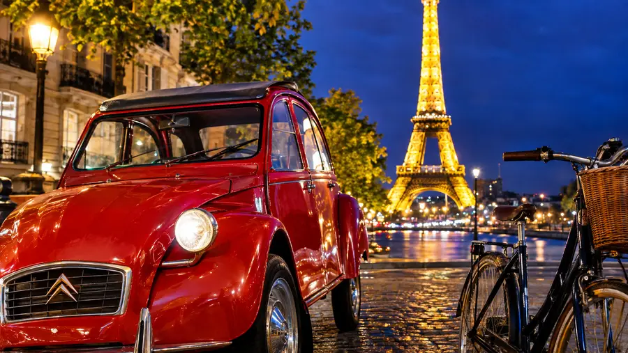 Tours Nocturnos Únicos en París: Paseos en 2CV, Privados y en Bicicleta