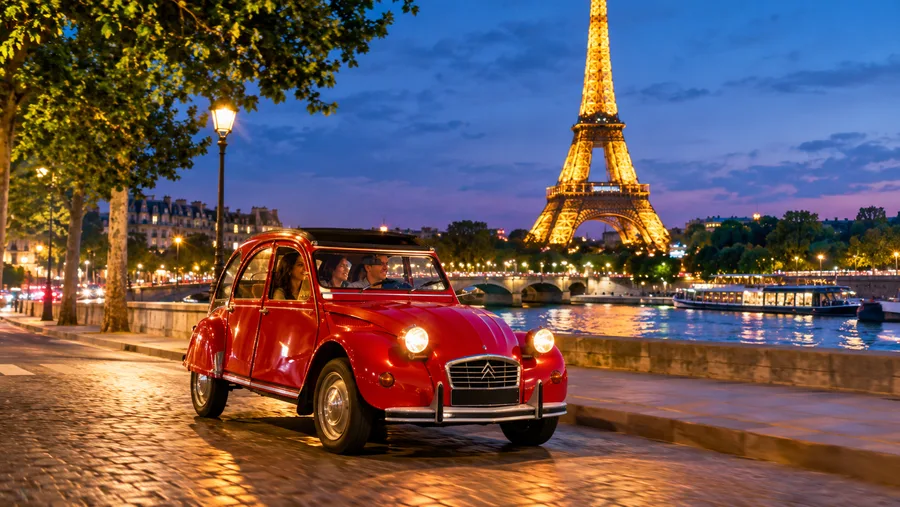 Tours Nocturnos Únicos en París: Paseos en 2CV, Privados y en Bicicleta
